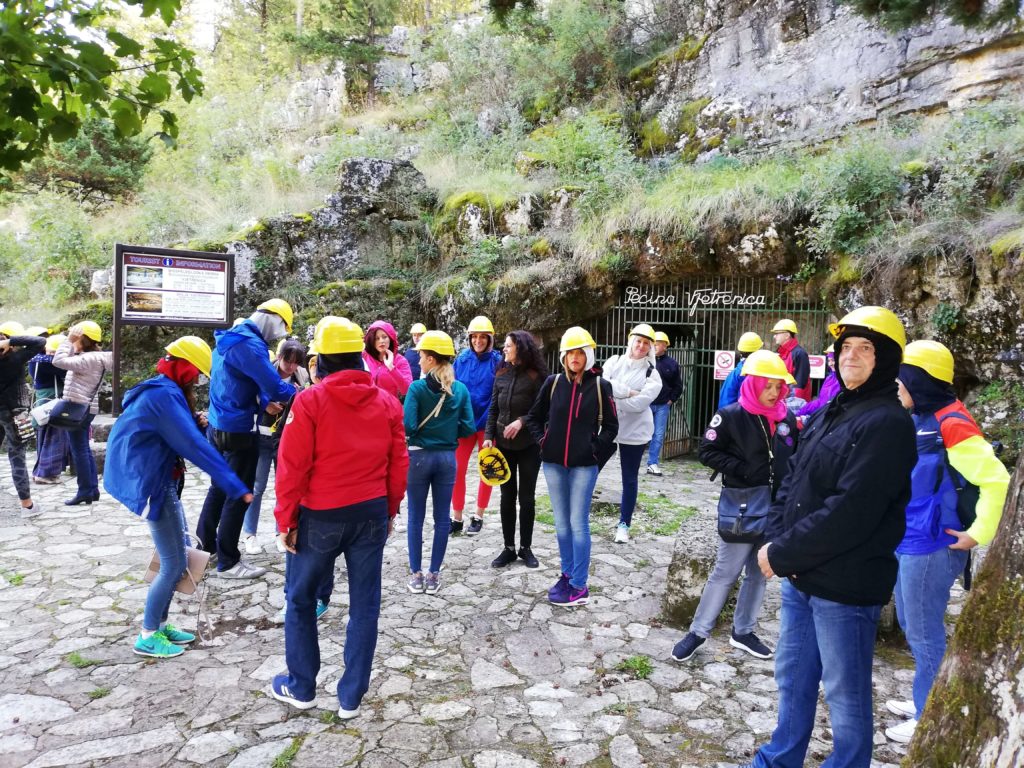 Ispred špilje Vjetrenica